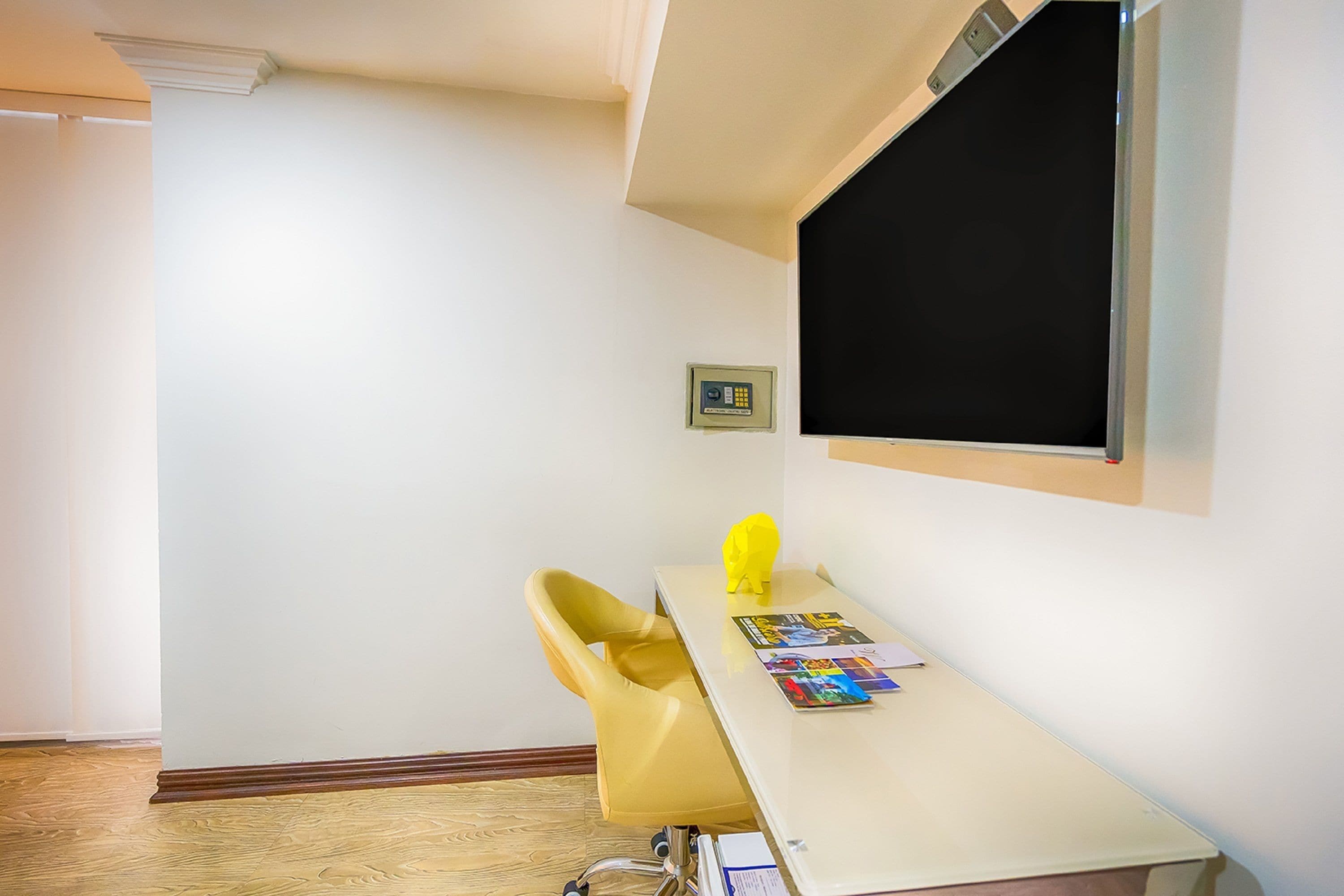 superior room | premium bedding, minibar, in-room safe, desk