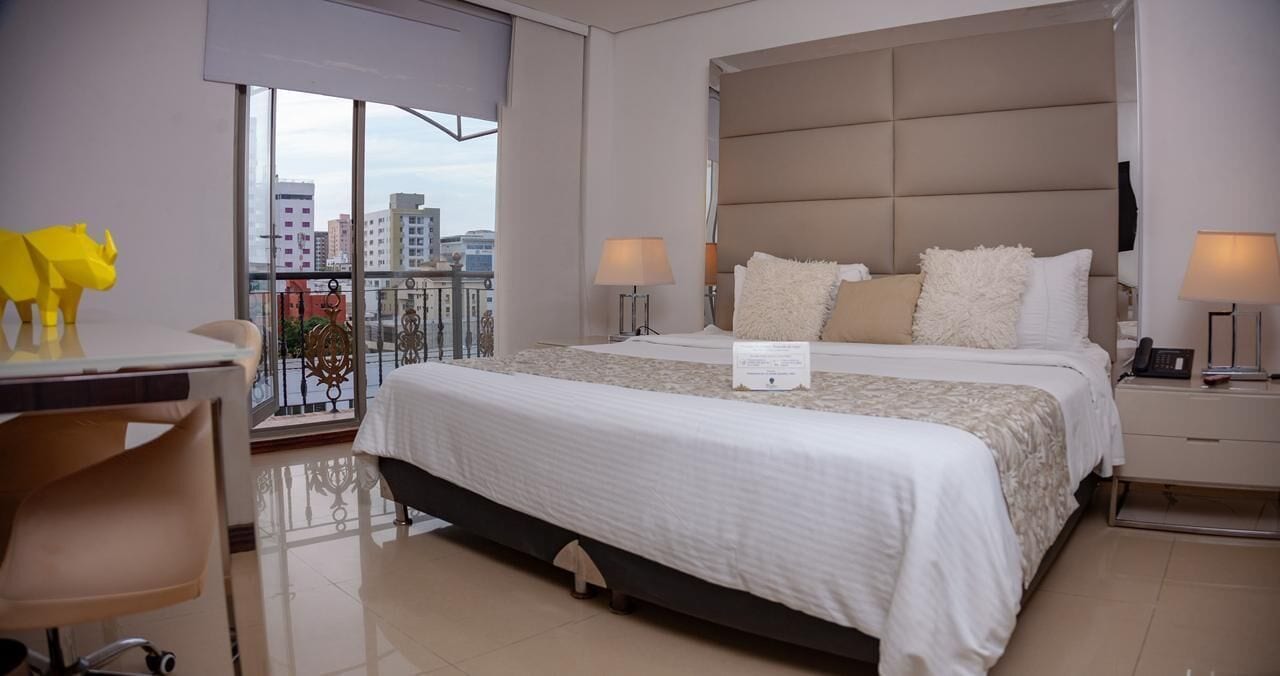Ropa de cama de alta calidad, minibar, caja fuerte y escritorio