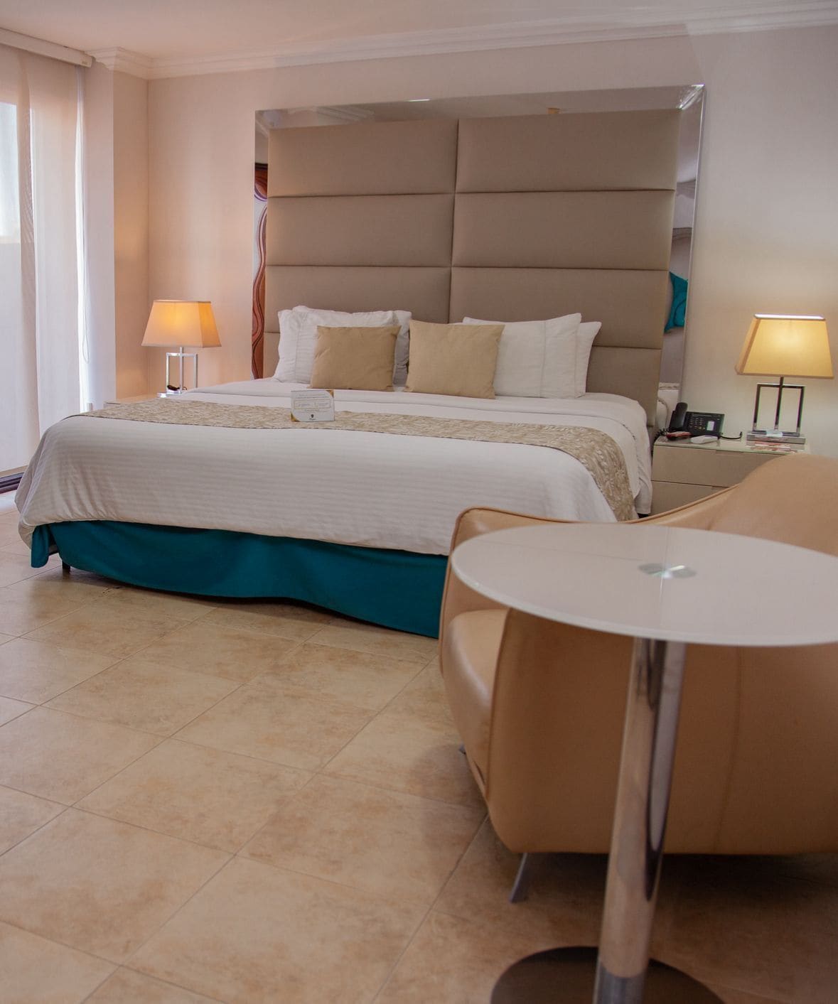 Roupas de cama premium, frigobar, cofres nos quartos, escrivaninha