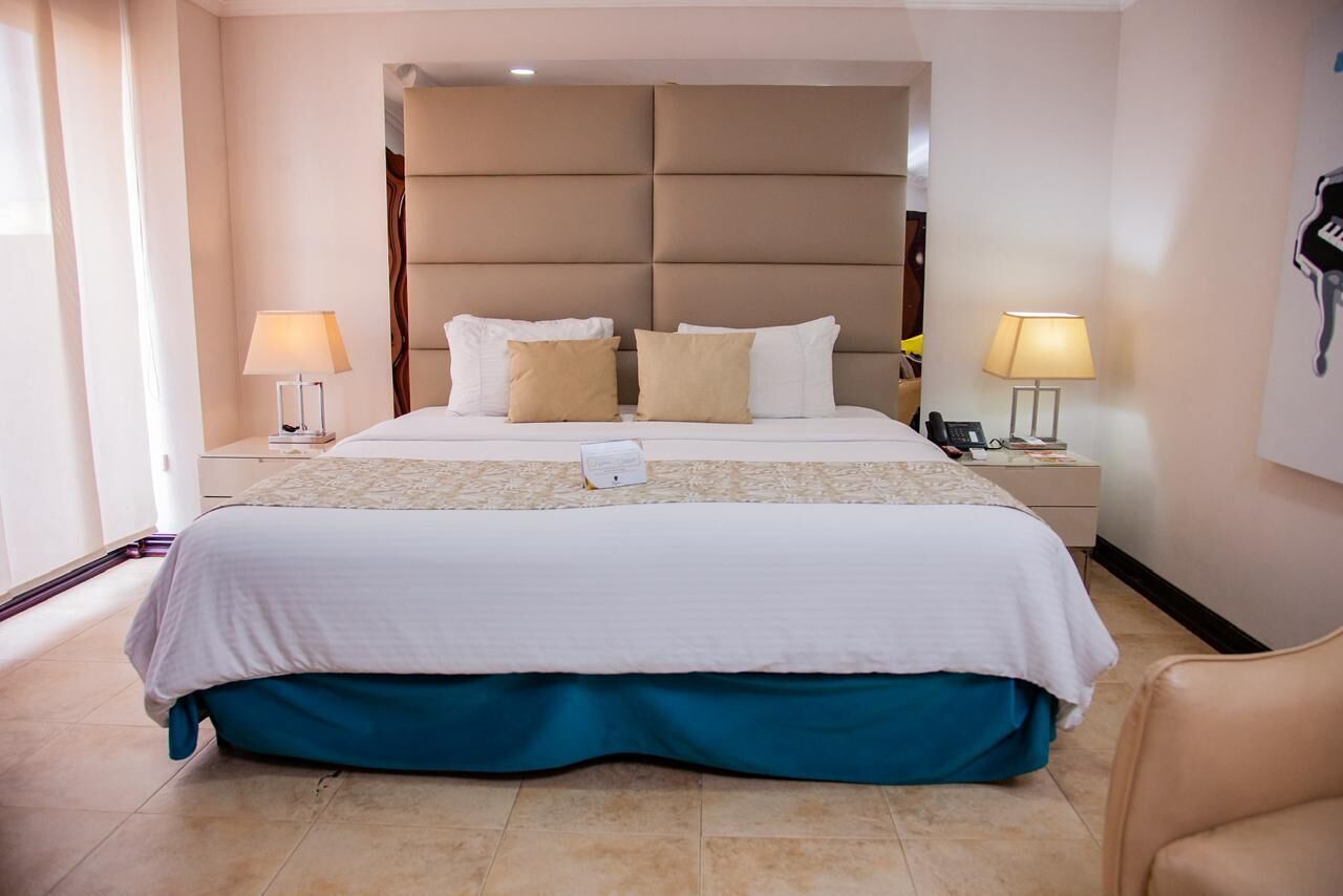 Ropa de cama de alta calidad, minibar, caja fuerte y escritorio