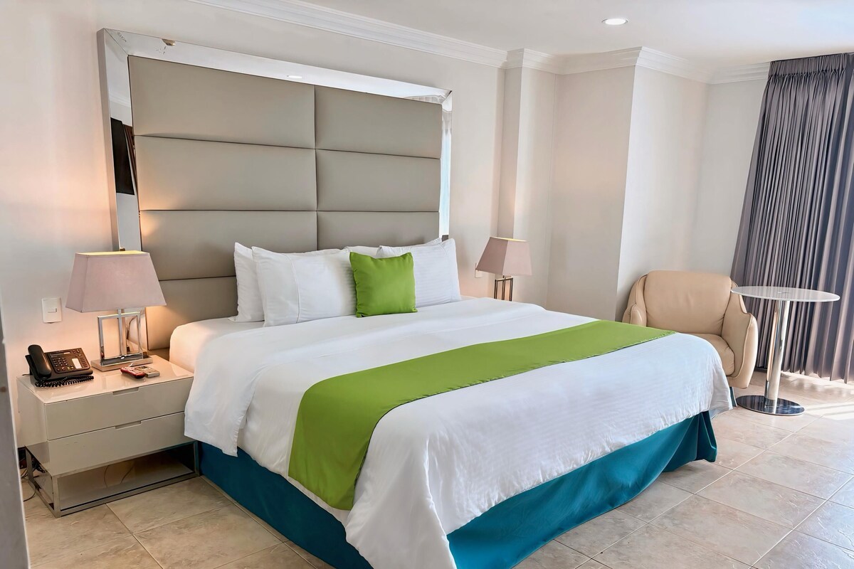Ropa de cama de alta calidad, minibar, caja fuerte y escritorio
