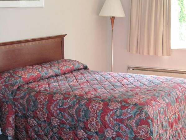 Premium bedding, desk, free WiFi