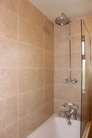 Quarto superior, em edifício anexo | Banheiro | Secador de cabelo, toalhas de banho