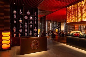 7 restaurants, breakfast, lunch served; local and international cuisine - JW Marriott Hotel Pune (Pune)