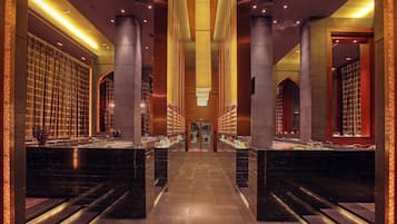 7 restaurants; breakfast, lunch, dinner and brunch served