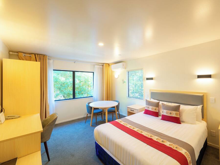 Studio | Sengetøy av topp kvalitet, skrivebord og skrivebord for bærbar PC