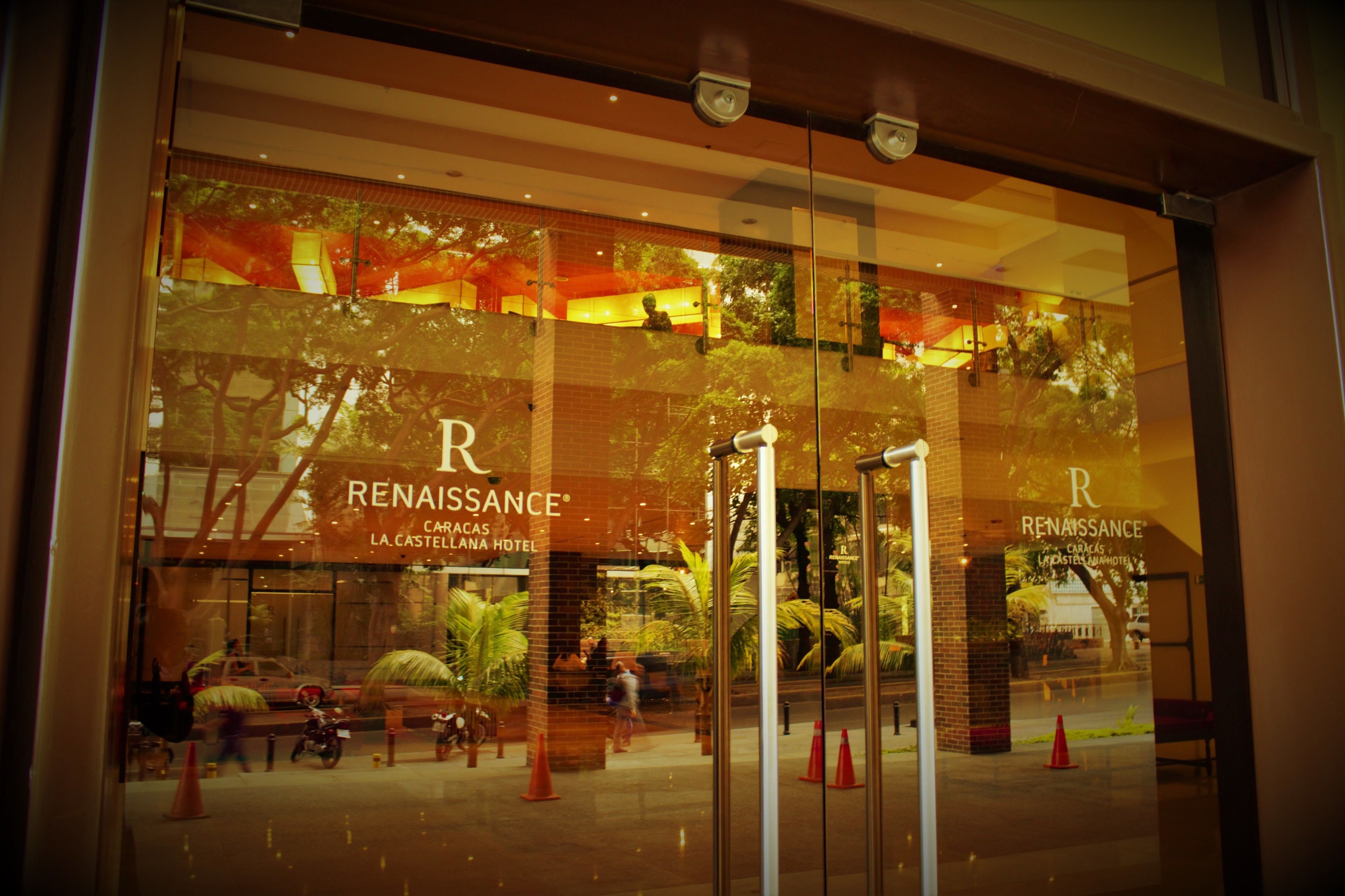 Een hotelentree met een glazen gevel, waarop de naam "Renaissance La Castellana Hotel" staat.