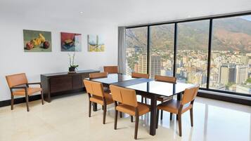 Hochwertige Bettwaren, Daunenbettdecken, Zimmersafe, Schreibtisch