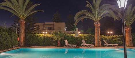 Piscine extérieure (ouverte en saison), parasols de plage