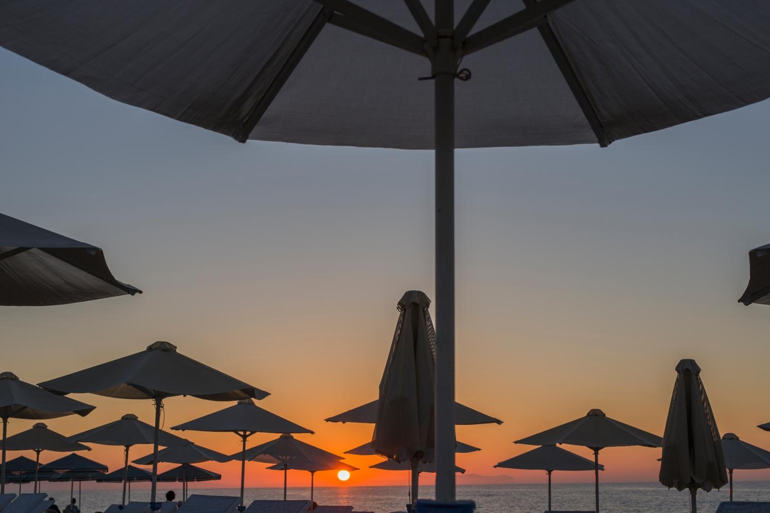 En la playa, camastros, sombrillas y toallas de playa 