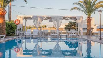 Alberca al aire libre por temporada y sombrillas en la alberca