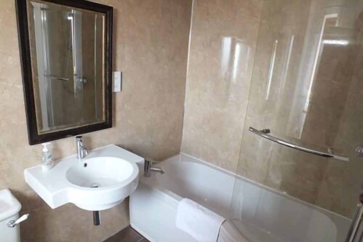 Habitación doble de lujo, 1 cama King size, balcón, vista al mar | Baño | Amenidades de baño gratuitas, secadora de cabello, toallas