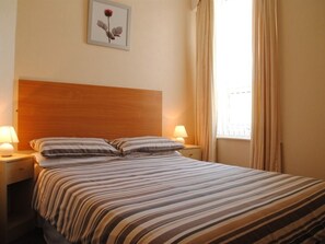 Double Room, Ensuite | Free WiFi - Chaplins Hotel (Blackpool)