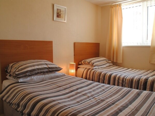 Habitación con 2 camas individuales, baño privado | Wifi gratis