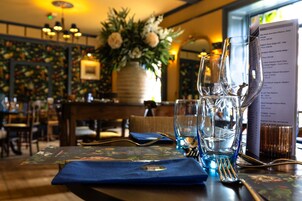 Lunch and dinner served, British cuisine