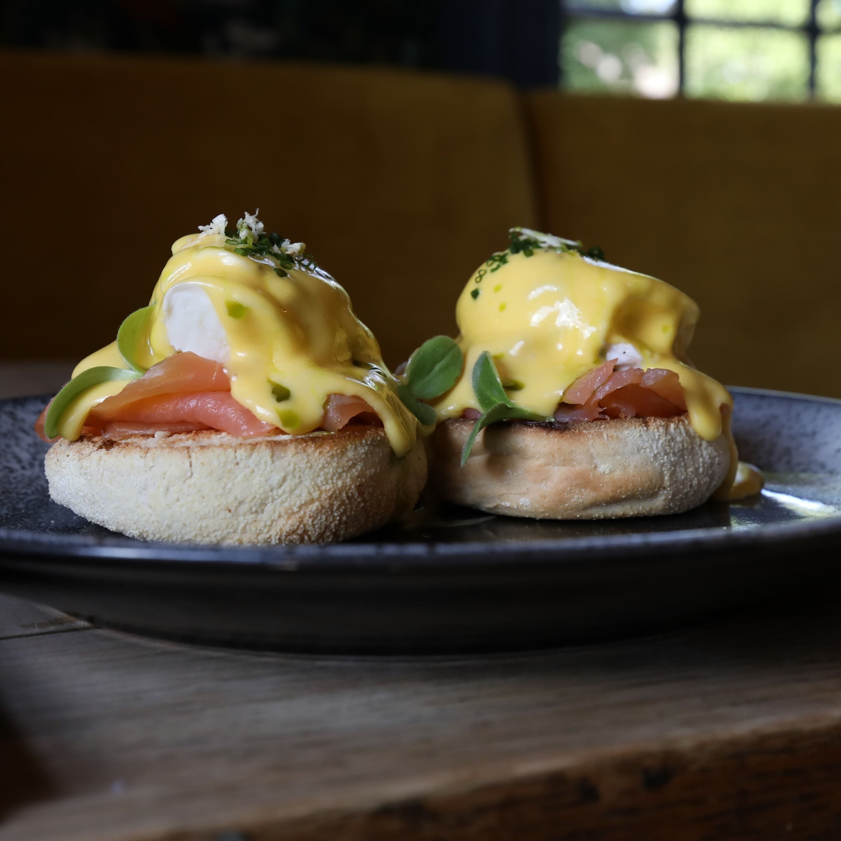 Dos sándwiches huevos benedictinos en un plato.