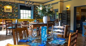 Lunch and dinner served, British cuisine - The Kings Head (Winchester)
