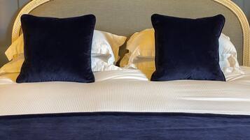 Habitación doble superior, baño privado | Tabla de planchar con plancha, wifi gratis, ropa de cama