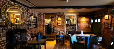 Lunch and dinner served, British cuisine