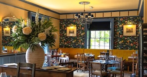 Lunch and dinner served, British cuisine