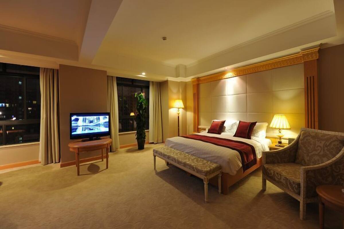 Deluxe Executive room | In-room safe, desk, iron/ironing board