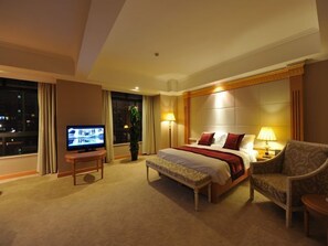 Deluxe-forretningsrom | Safe på rommet, skrivebord og strykejern/-brett