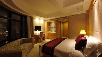 Habitación individual superior | Caja fuerte, escritorio, tabla de planchar con plancha