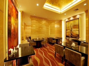 2 restaurants; breakfast, lunch, dinner, and brunch served - Shanghai Riverview Hotel (Shanghai)