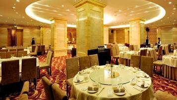 2 restaurantes; se sirven desayunos