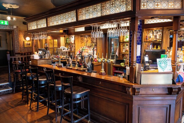 Sert le petit déjeuner, le déjeuner et le dîner