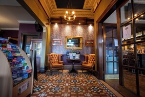 Petit déjeuner et déjeuner servis sur place, spécialités Cuisine locale