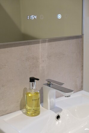 Suite, Ensuite (3 Persons) | Bathroom