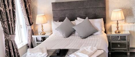 Escritorio, sistema de insonorización y tabla de planchar con plancha