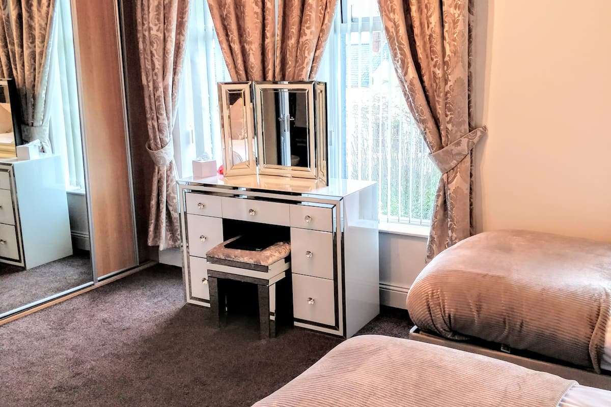 Deluxe Twin Room, Ensuite | Desk, soundproofing, iron/ironing board, WiFi (free)