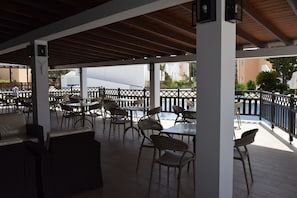 2 Bars/Lounges