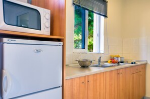 Fridge, microwave, stovetop, electric kettle - Matina Pefkos Aparthotel (Rhodes)