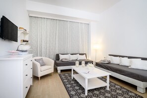 Suite de luna de miel | Zona de estar | Televisión LCD de 32 pulgadas con canales por satélite, una televisión