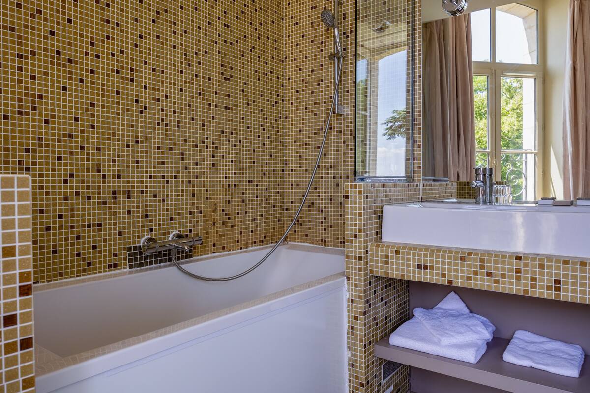 deluxe room | bathroom | shower, rainfall showerhead, free toiletries, hair dryer