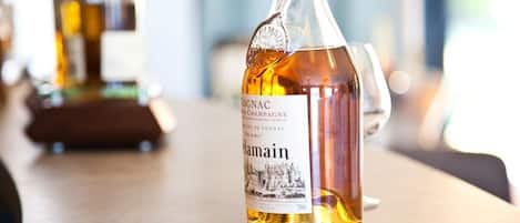 Una botella de coñac sobre una mesa.