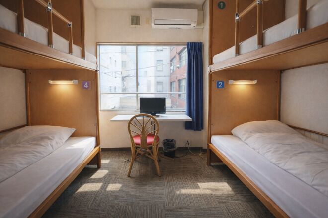 Escritorio, tabla de planchar con plancha, wifi gratis y ropa de cama 