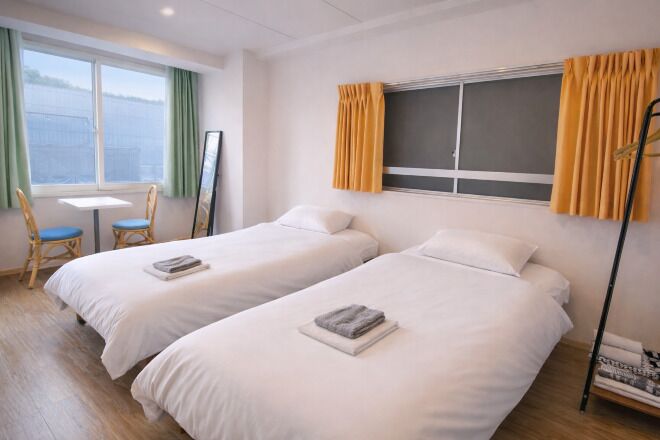 Escritorio, tabla de planchar con plancha, wifi gratis y ropa de cama 