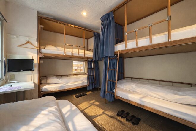 Escritorio, tabla de planchar con plancha, wifi gratis y ropa de cama 