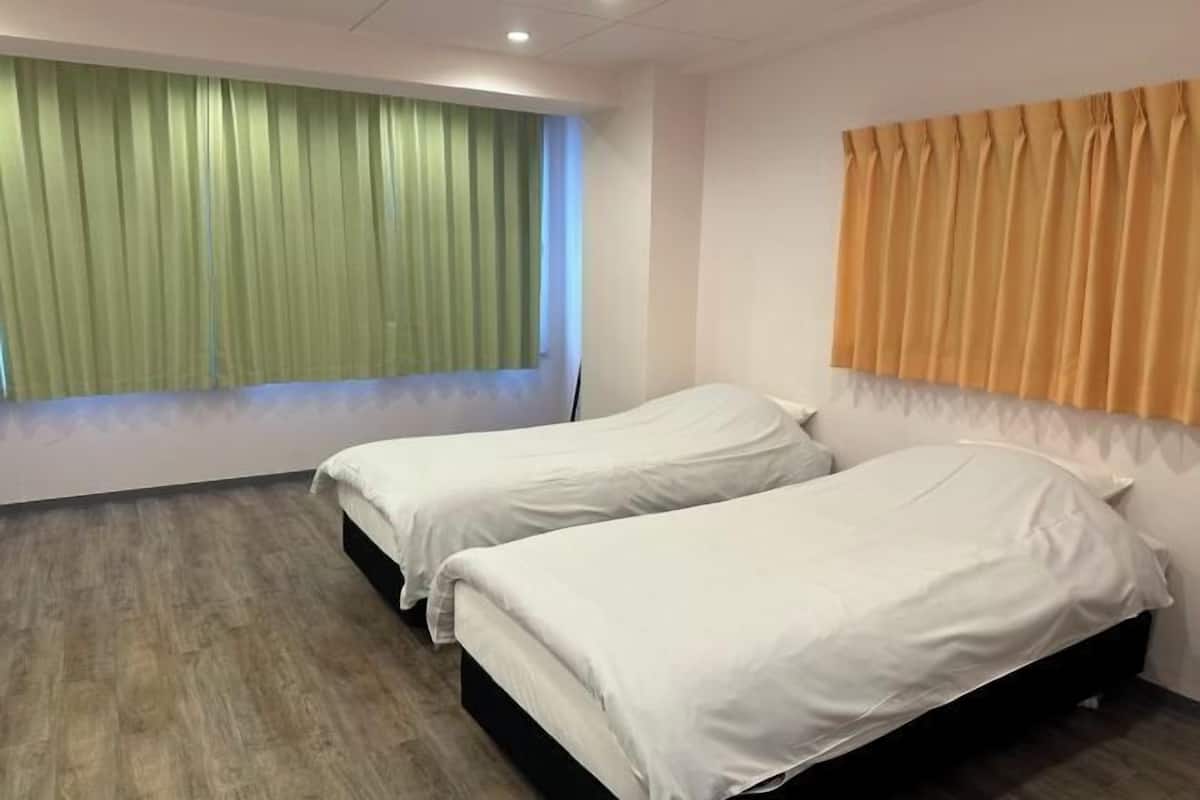 Bureau, fer et planche à repasser, Wi-Fi gratuit, draps fournis