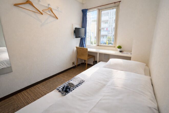 Escritorio, tabla de planchar con plancha, wifi gratis y ropa de cama 