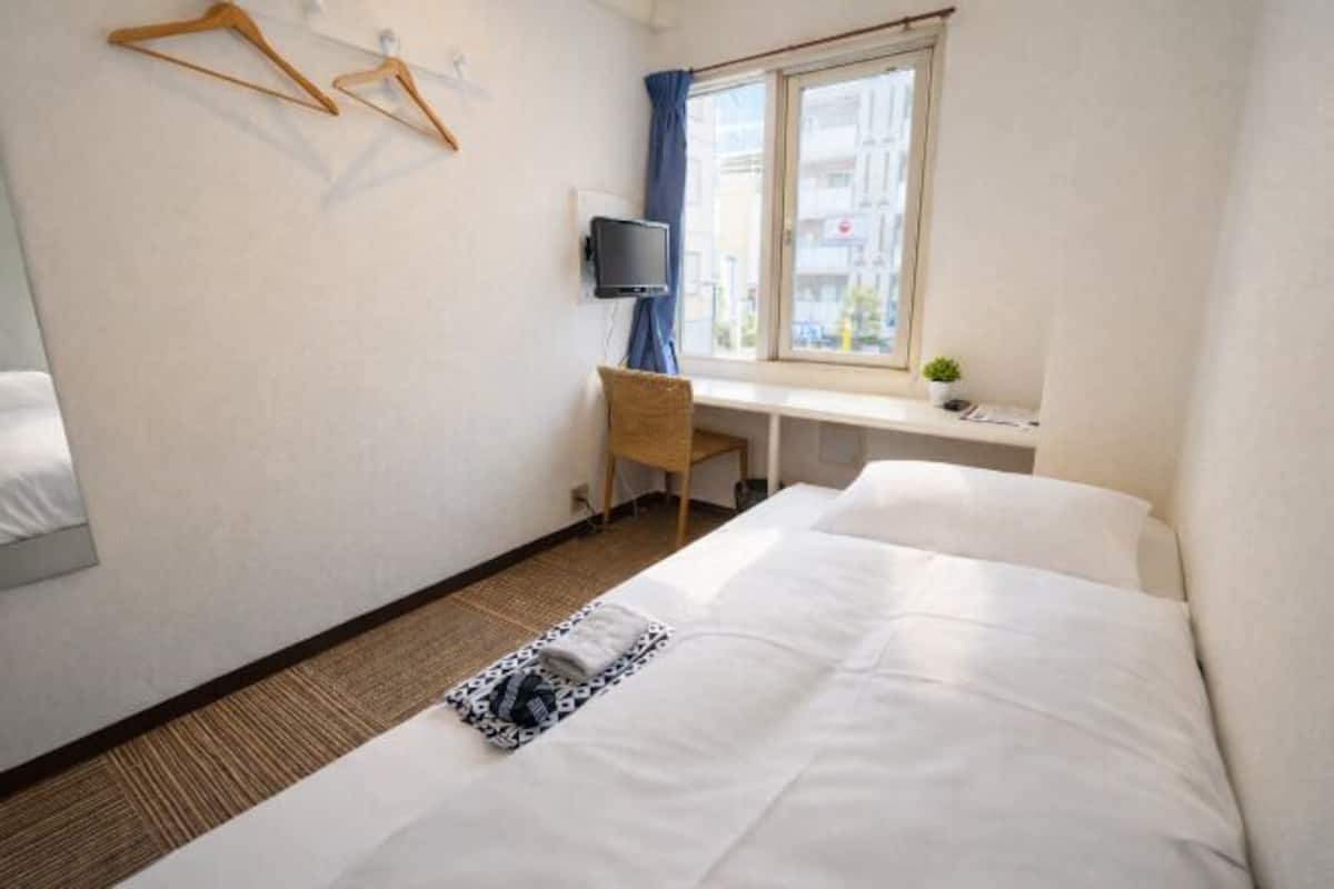 Bureau, fer et planche à repasser, Wi-Fi gratuit, draps fournis