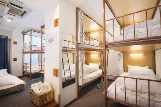 Escritorio, tabla de planchar con plancha, wifi gratis y ropa de cama 