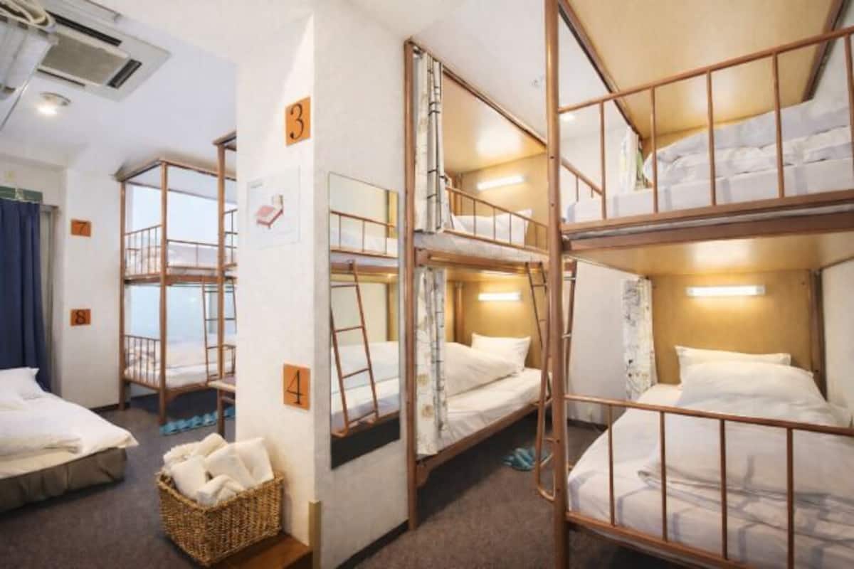 Bureau, fer et planche à repasser, Wi-Fi gratuit, draps fournis