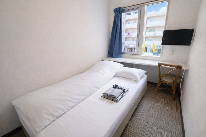 Escritorio, tabla de planchar con plancha, wifi gratis y ropa de cama 