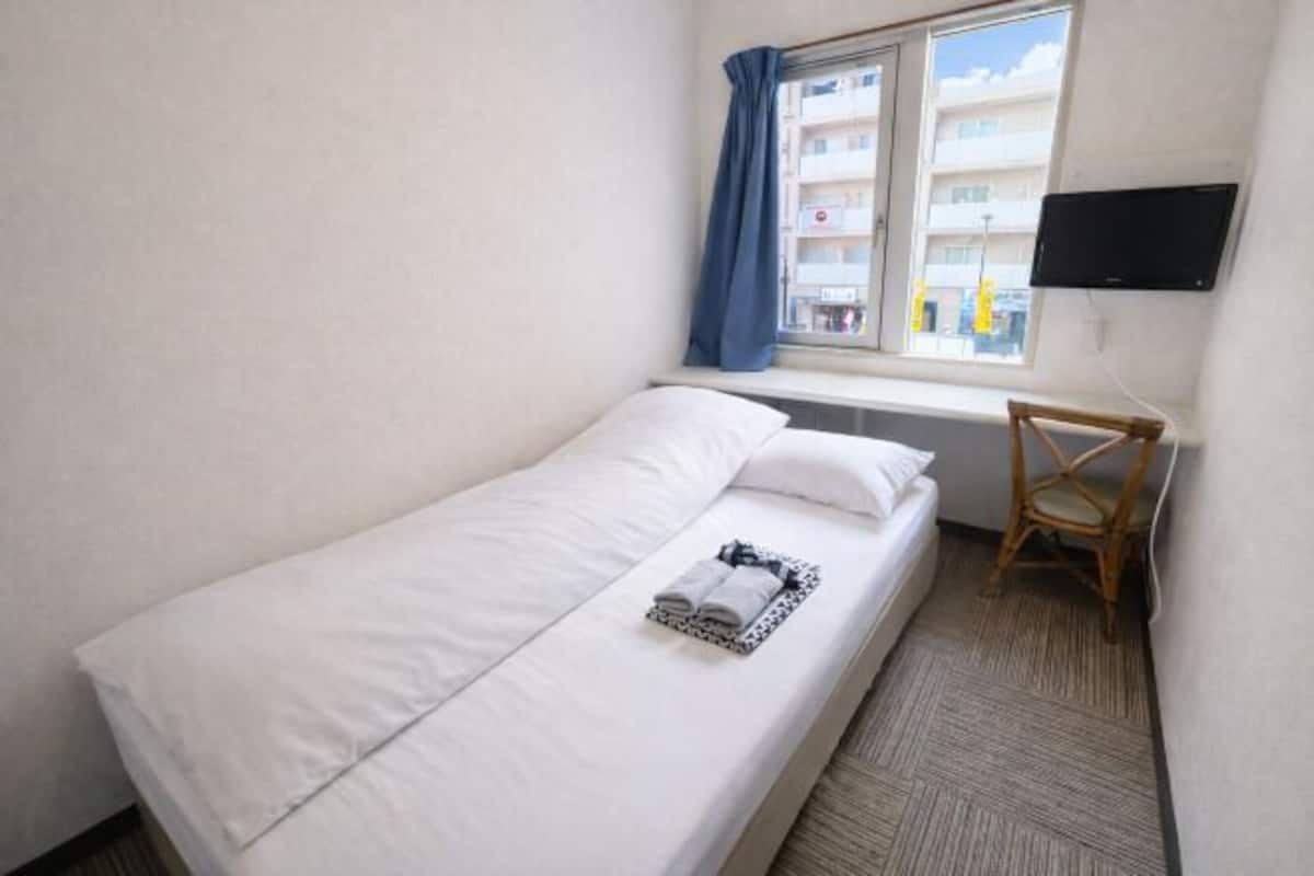 Bureau, fer et planche à repasser, Wi-Fi gratuit, draps fournis