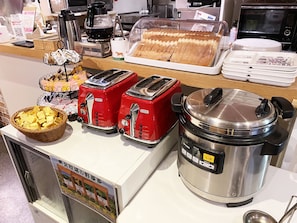 Petit déjeuner buffet (500 JPY par personne)